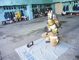 隊員が空気呼吸器を着装している写真