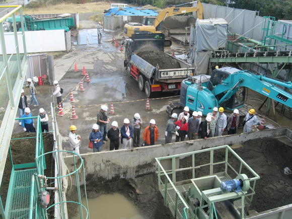 7:ここは柳島にある相模川流域下水道左岸処理場内の分級施設で、掘削泥土を海岸養浜材にリサイクルしていますの写真