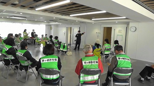 1:訓練前には、茅ケ崎警察署からは実際の捜索の様子について、市役所からは認知症の症状や声かけのポイントについての講義がありました