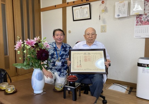 1:佐藤市長が、武井宏真氏へ紺綬褒章（遺族追賞）を伝達しました。