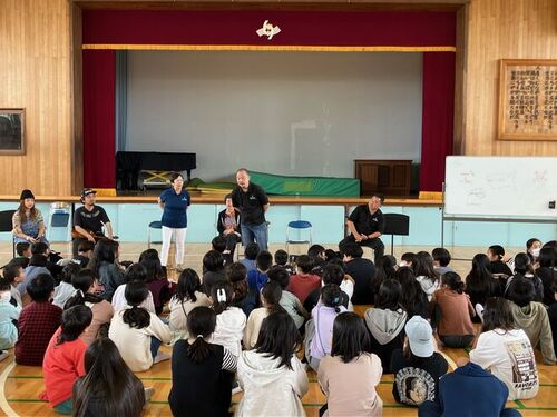 4:柳島小学校は6年生がウクレレの授業を受講