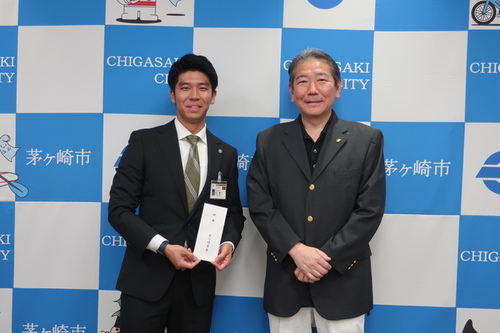 令和6年4月12日　JICA青年海外協力隊の田口 海さんが市長を表敬訪問