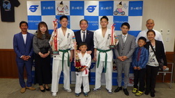 （画像）令和7年4月21日　「JIKA第6回全日本空手道選手権大会＆2024JIKAクラス別ジュニア空手道選手権大会」及び「第4回極真全日本ジュニアファイナルカップ」で優秀な成績をおさめた加藤蓮選手、加藤迅選手及び井上大夢選手が市長を訪問