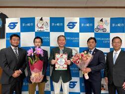 （画像）令和8年2月9日　湘南花の展覧会開催に向けてJAさがみ茅ヶ崎市温室園芸組合の皆さんが市長訪問されました