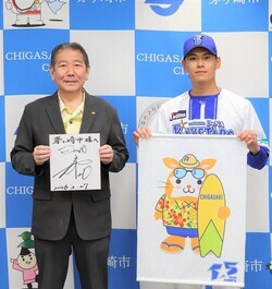 （画像）令和8年2月27日 横浜DeNAベイスターズの坂本裕哉投手が茅ヶ崎市長を訪問　タペストリーを寄贈