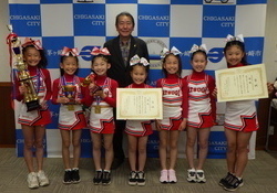 （画像）令和8年4月10日　チアリーディングチームATSUGI ALL☆STARSが世界選手権大会の優勝報告のため市長を訪問