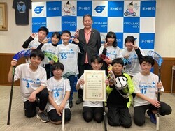 （画像）令和8年3月4日　湘南フロアボールクラブが全国大会の優勝報告のため市長を表敬訪問