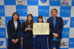 （画像）令和8年3月30日　「第71回青少年読書感想文全国コンクール」にて毎日新聞社賞を受賞した赤羽根中学校3年生（当時）の福永結月さんが、市長を表敬訪問