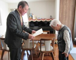 （画像）「百寿お祝い訪問」で市長が訪問し、お祝い