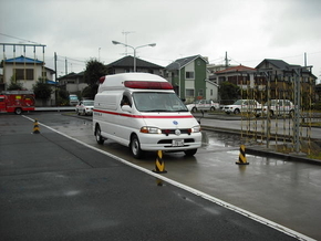 コース内を救急車で走行している写真