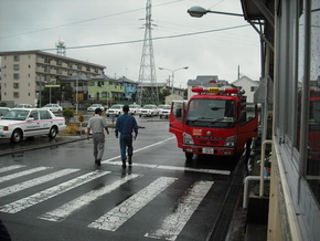 コース内を走行するため車両に乗り込むところの写真