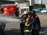 中学生が放水体験をしている写真