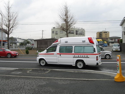 出動する救急車両