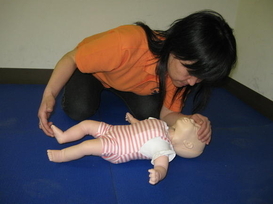 乳児の反応の確認をしている写真