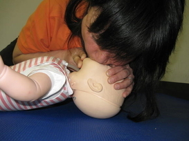 乳児に人工呼吸をしている写真