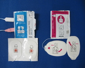 AED電極パッド写真（左：小児用、右：成人用）