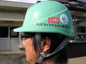 民間事業所職員のヘルメットに貼り付けした写真