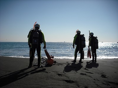 海にむかう水難救助隊員