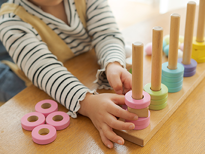 写真：おもちゃで遊ぶ子