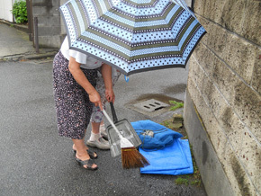 雨の中でもネット等の片付けを行う利用者の方々