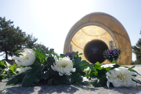 平和の礎での献花