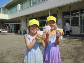 水遊びのなかで泡遊びを楽しむ様子