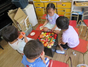 手作り七輪でBBQごっこを楽しむ子どもたち