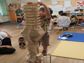 カプラで自分の背よりも高く積み上げている5歳児