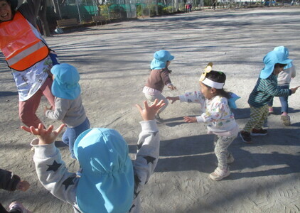 鬼役の子が追いかける様子