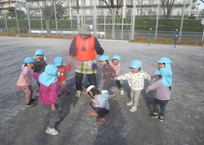 子どもたちが輪になっている様子