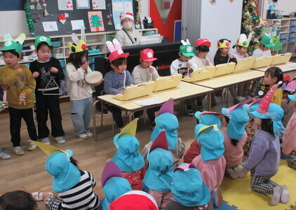 年長クラスの子が楽器を演奏している様子