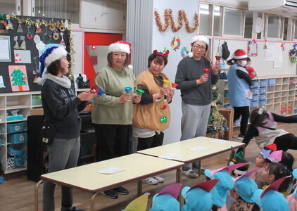 職員の出し物ハンドベルをしている様子