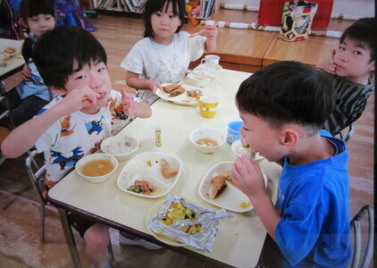 給食で収穫した野菜を食べている様子