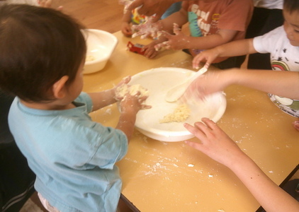 子ども達と小麦粉粘土をこねている様子