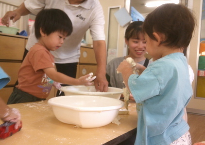 先生と一緒にお団子を作って遊ぶ様子