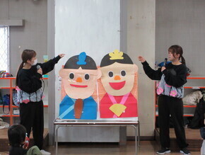 ひな祭りの紹介をする職員