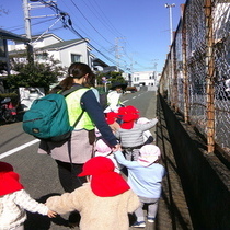 散歩にでかける1歳児