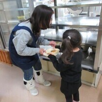 配膳する子ども