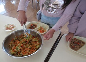 盛り付けている所