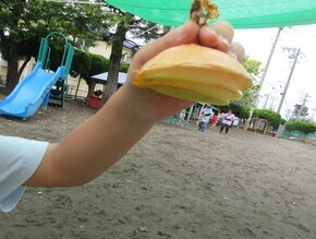 配膳する子ども