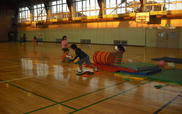 様々な遊具で自由に遊べます。