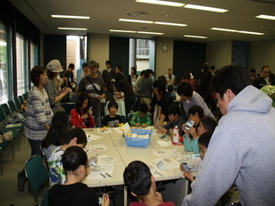 日食メガネを作る様子