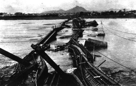 写真：「崩壊した馬入川鉄橋」（1923年：大正12年）