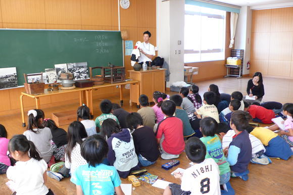 小学校への出前授業の様子（茅ヶ崎の昔のくらしについて）