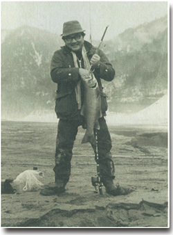 釣りを楽しむ開高健（1968年頃）