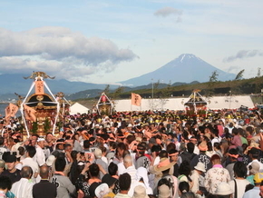 富士山背景に「どっこい！どっこい！」