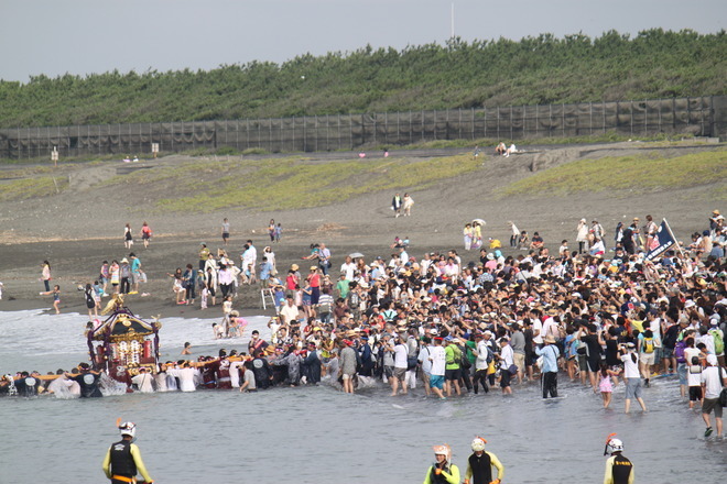 多くの方が神輿が海に入る姿を見に集まっています