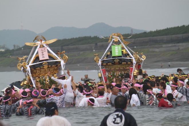 神輿が海に入ることでより一層気合が入ります