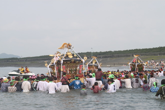 神輿が海に入っている様子です