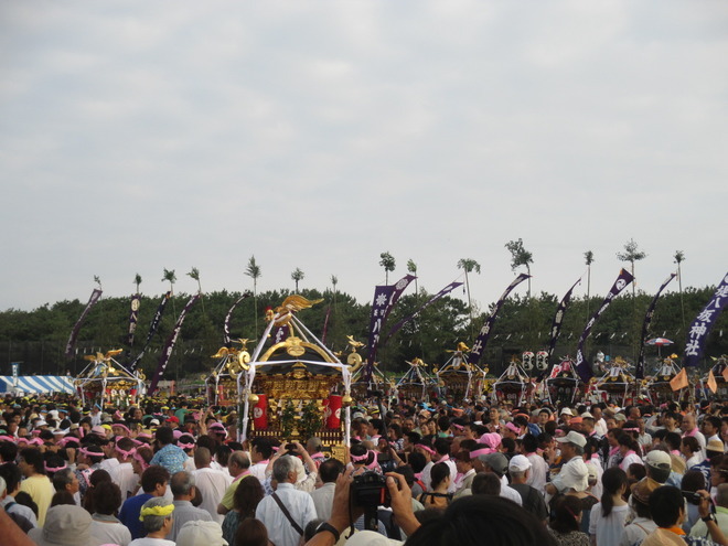 会場を神輿が練り歩きます